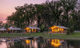 Camping near Kamp Komfort: Sankoty Lakes, Mossville, Illinois