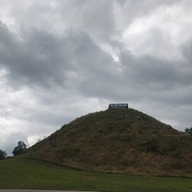 The big mound doesn't look as large as it is until you get to the top.   This was used for ceremonies by the chiefs and head "priests"