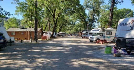 Lakeshore Inn & RV