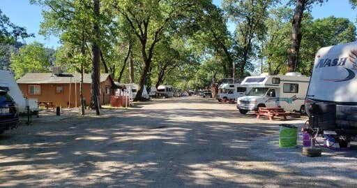 Lakeshore Inn & RV