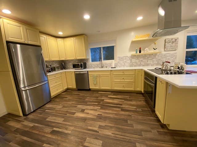 Camper submitted image from Strawhouse Resorts and Cafe - 2
