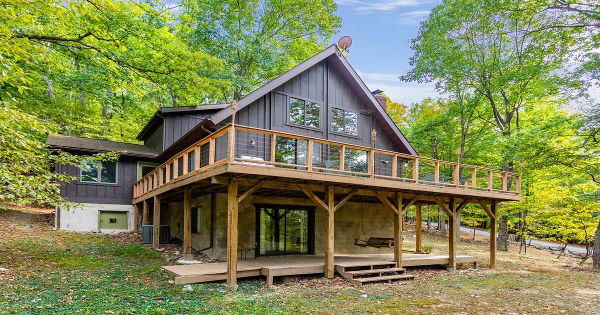 Private Lake, Hot Tub, Fire Pit, Huge Deck & Grill