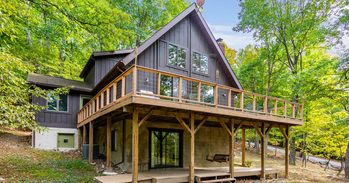 Private Lake, Hot Tub, Fire Pit, Huge Deck & Grill