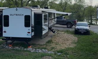 Camping near Stone Pillar Vineyard & Winery : Suncatcher Lake Campground, Lansing, Kansas