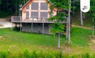 Jim's photo of a cabin at Lago Linda Hideaway near Oil Springs, KY