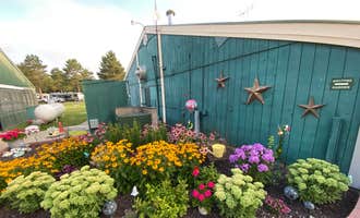 Camping near Fox Hill RV Park & Campground: Country Roads Motorhome & RV Park, Lake Delton, Wisconsin