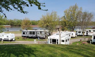 Camping near Anderson Lake SFWA: Riverfront Park Campground, Havana, Illinois