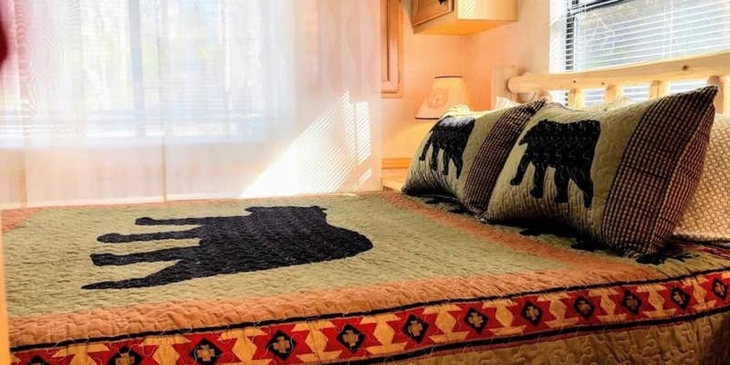 Camper submitted image from Cozy Mountain #615 / 1 Bdr Cabin