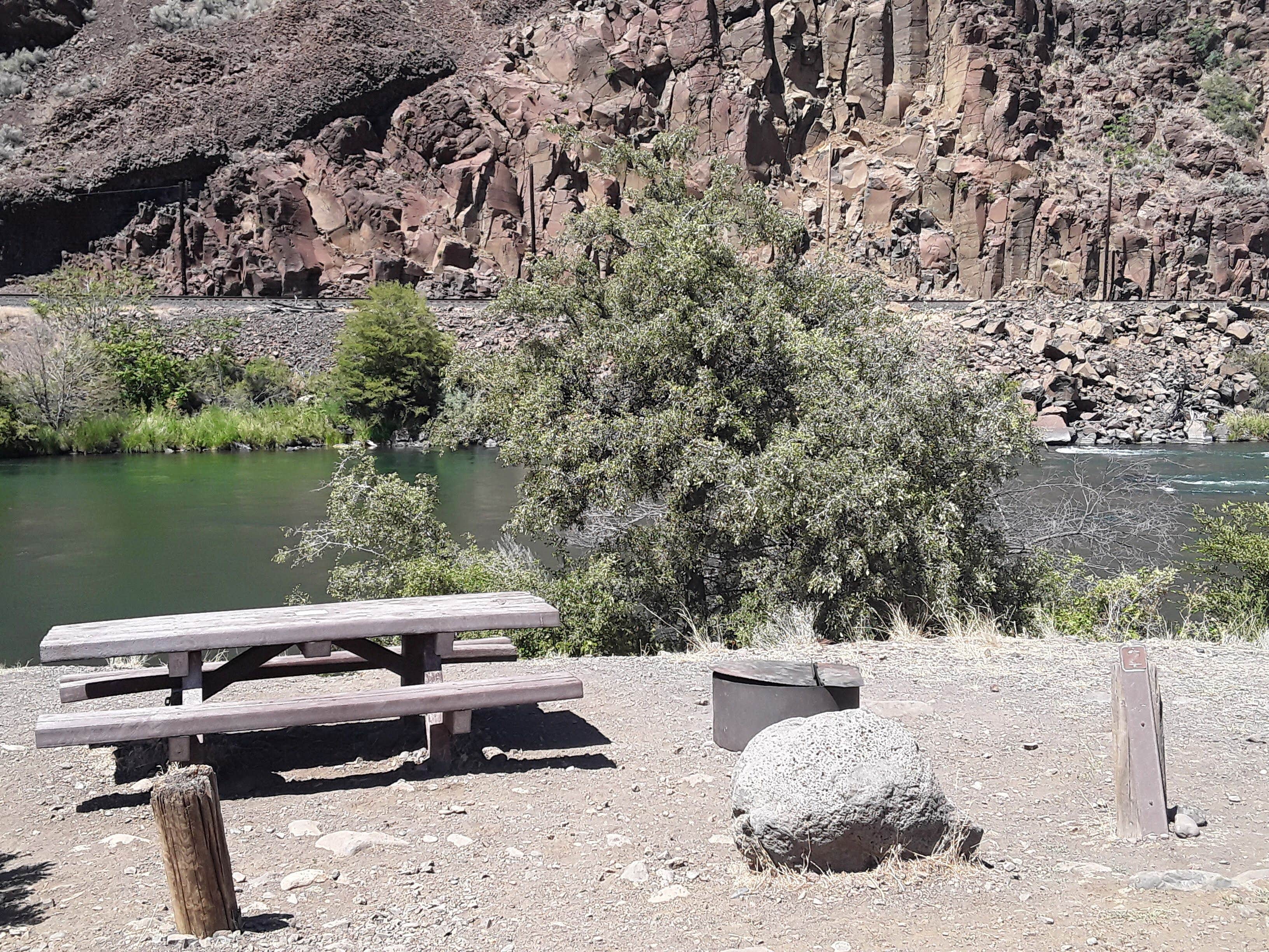 Camping near Kah-Nee-Ta High Desert RV Park: Long Bend Campground — Lower Deschutes Wild And Scenic River, Maupin, Oregon
