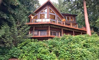Dan  G.'s photo of a cabin at Mt. Baker Lodging Cabin #7 - Lakefront, Hot Tub, Pool Table, Fireplace, Wifi, Pets Ok, Sleeps-8! near Bellingham, WA