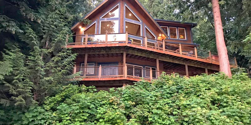 Camper submitted image from Mt. Baker Lodging Cabin #7 - Lakefront, Hot Tub, Pool Table, Fireplace, Wifi, Pets Ok, Sleeps-8!
