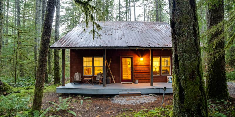 Camper submitted image from Mt. Baker Lodging - Cabin #12 - Fireplace, BBQ, A/C, Pets Ok, Sleeps-4!