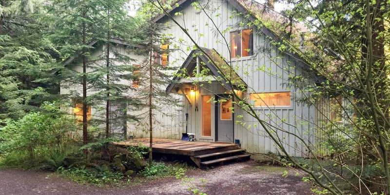 Camper submitted image from Mt. Baker Lodging Cabin #19 - Hot Tub, Sauna, Wifi, Pets ok!