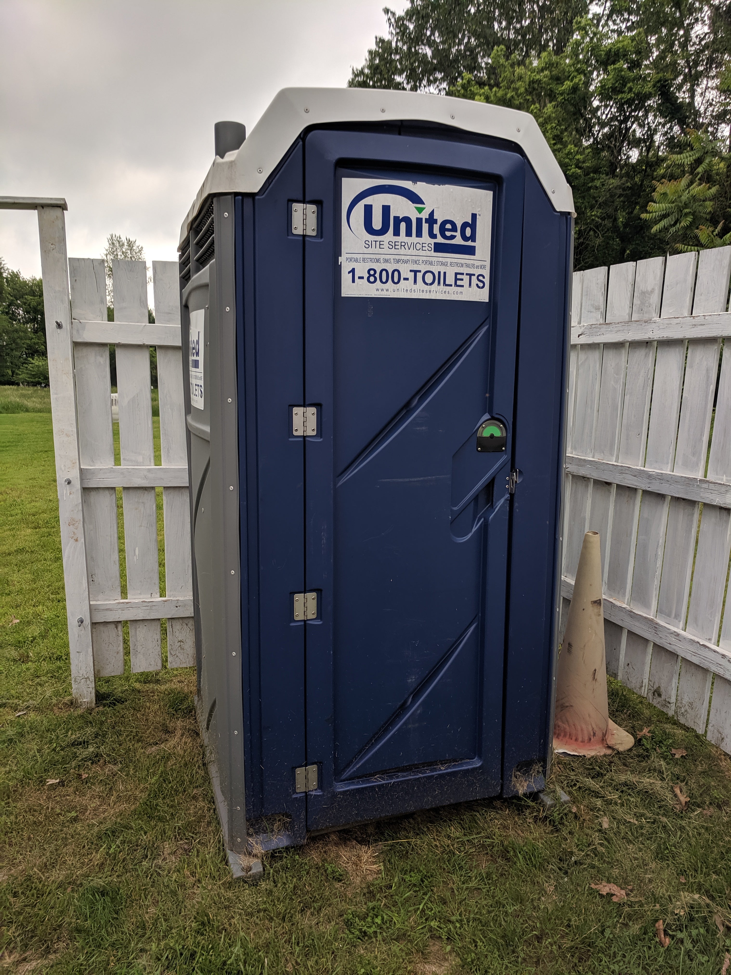 Potty with privacy fence