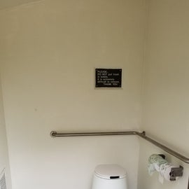 The restroom (women's)