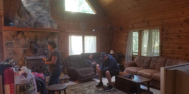 Camper submitted image from Drooly Bear Cabin