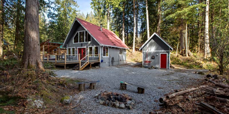 Camper submitted image from Mt. Baker Lodging - Cabin #99 - Hot Tub, BBQ, Fireplace, Pets Ok, WiFi, Sleeps-6!