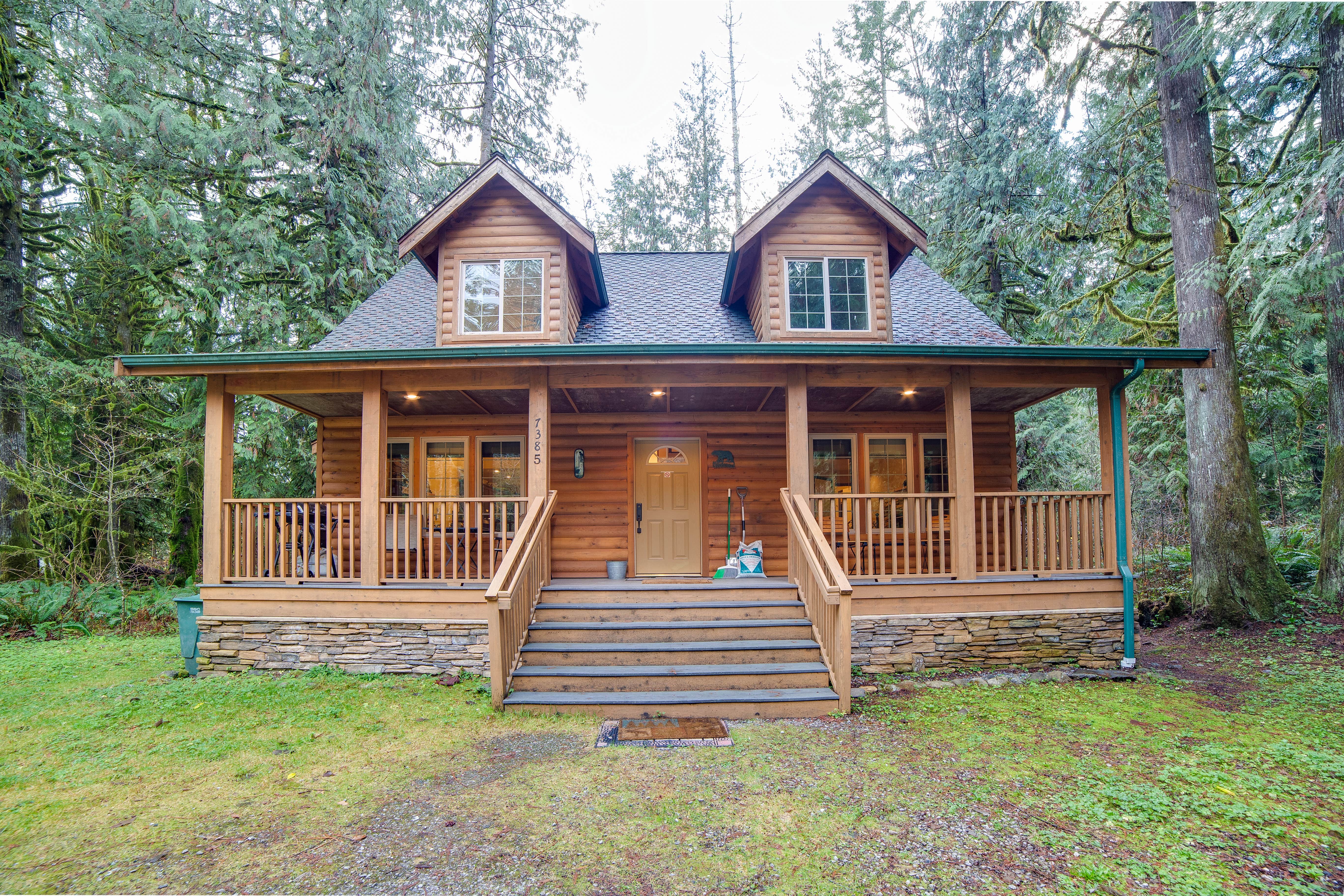 Dan  G.'s photo of a cabin at Mt. Baker Lodging - Cabin #89 - Hot Tub, Fireplace, BBQ, A/C, WiFi, Pets Ok, Sleeps-4! near Sumas, WA