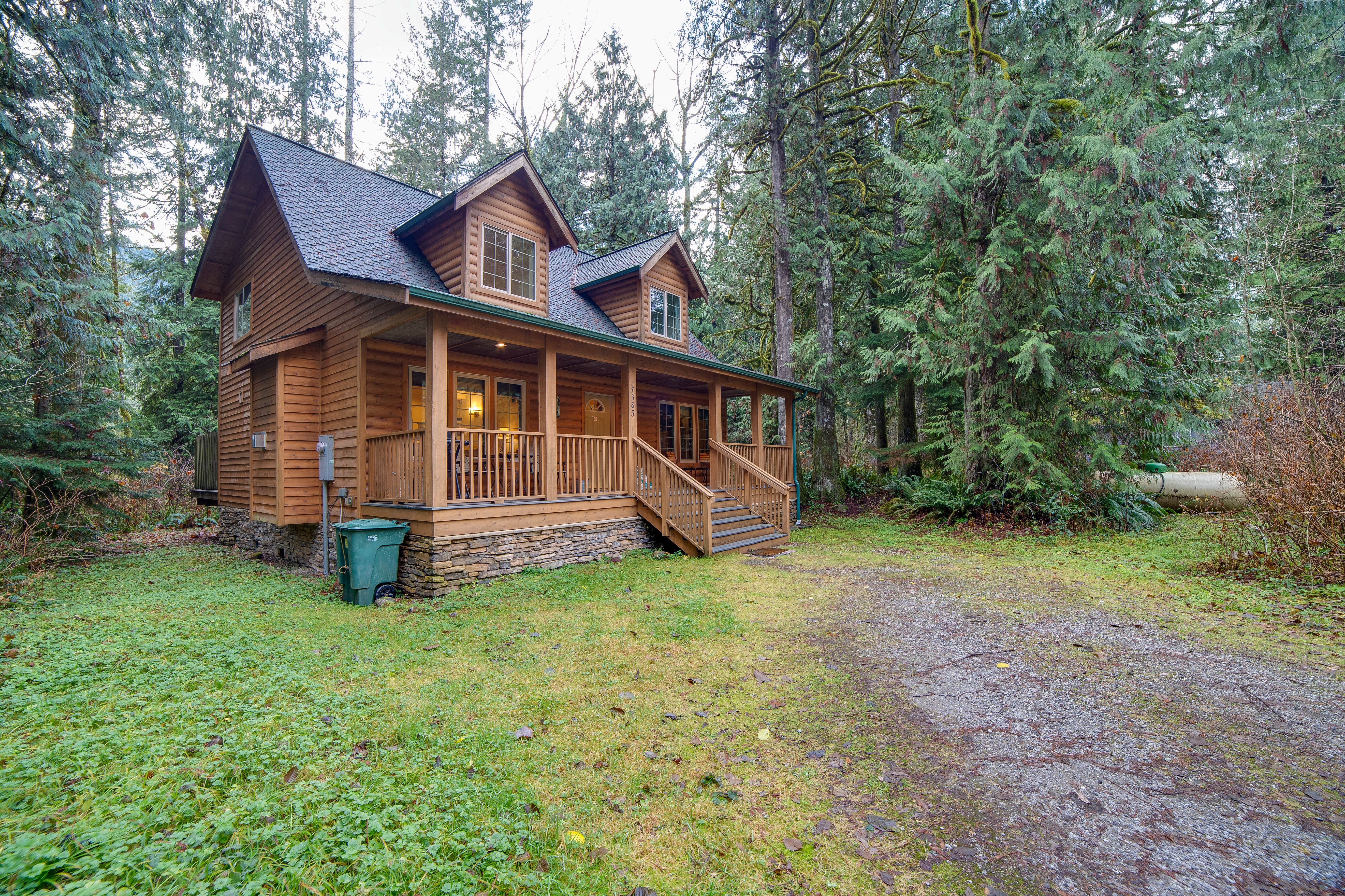 Dan  G.'s photo of a cabin at Mt. Baker Lodging - Cabin #89 - Hot Tub, Fireplace, BBQ, A/C, WiFi, Pets Ok, Sleeps-4! near Deming, WA