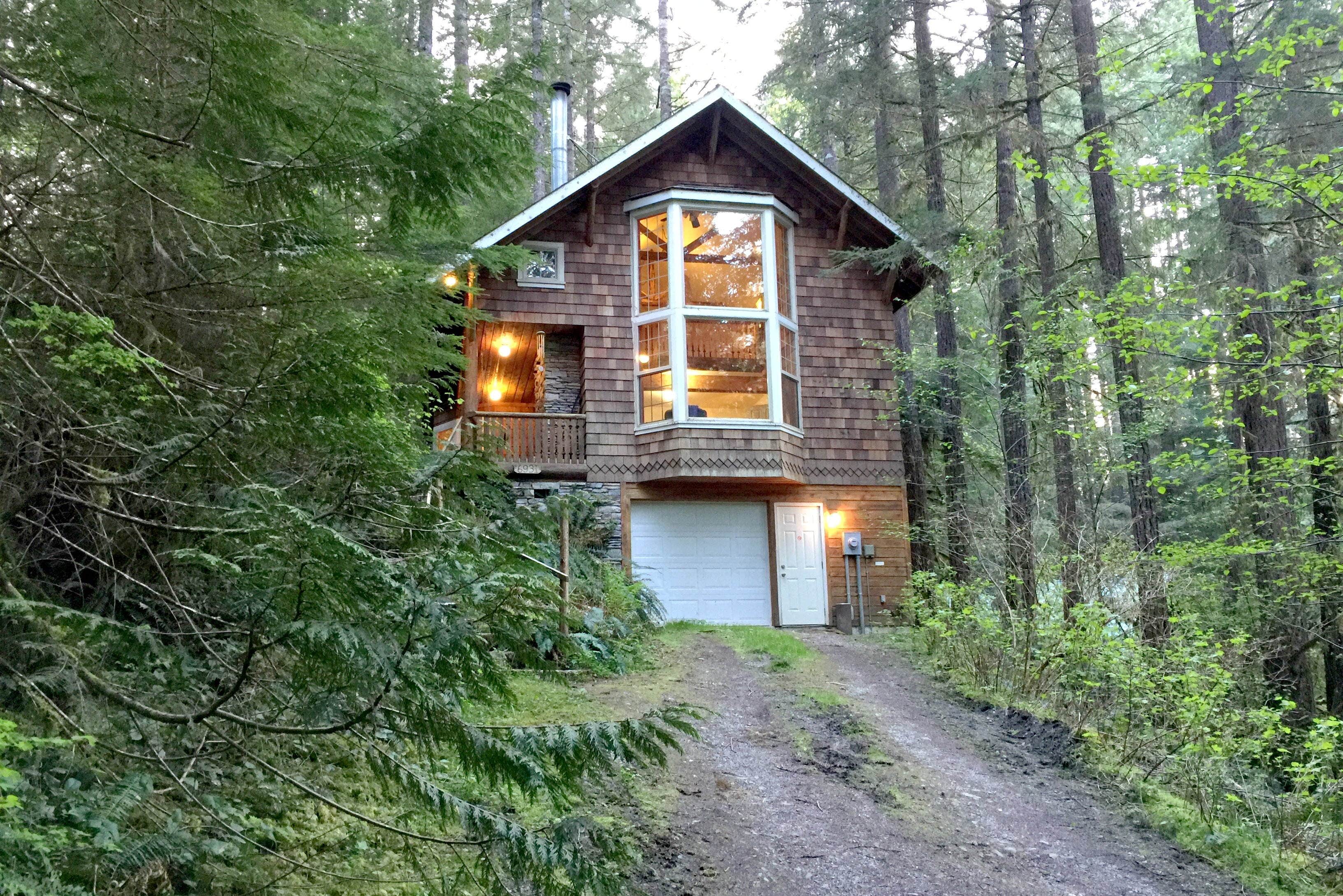 Camper submitted image from Mt. Baker Lodging - Cabin #25 - HOT TUB, FIREPLACE, W/D, D/W, BBQ, PETS OK, SLEEPS-6! - 2