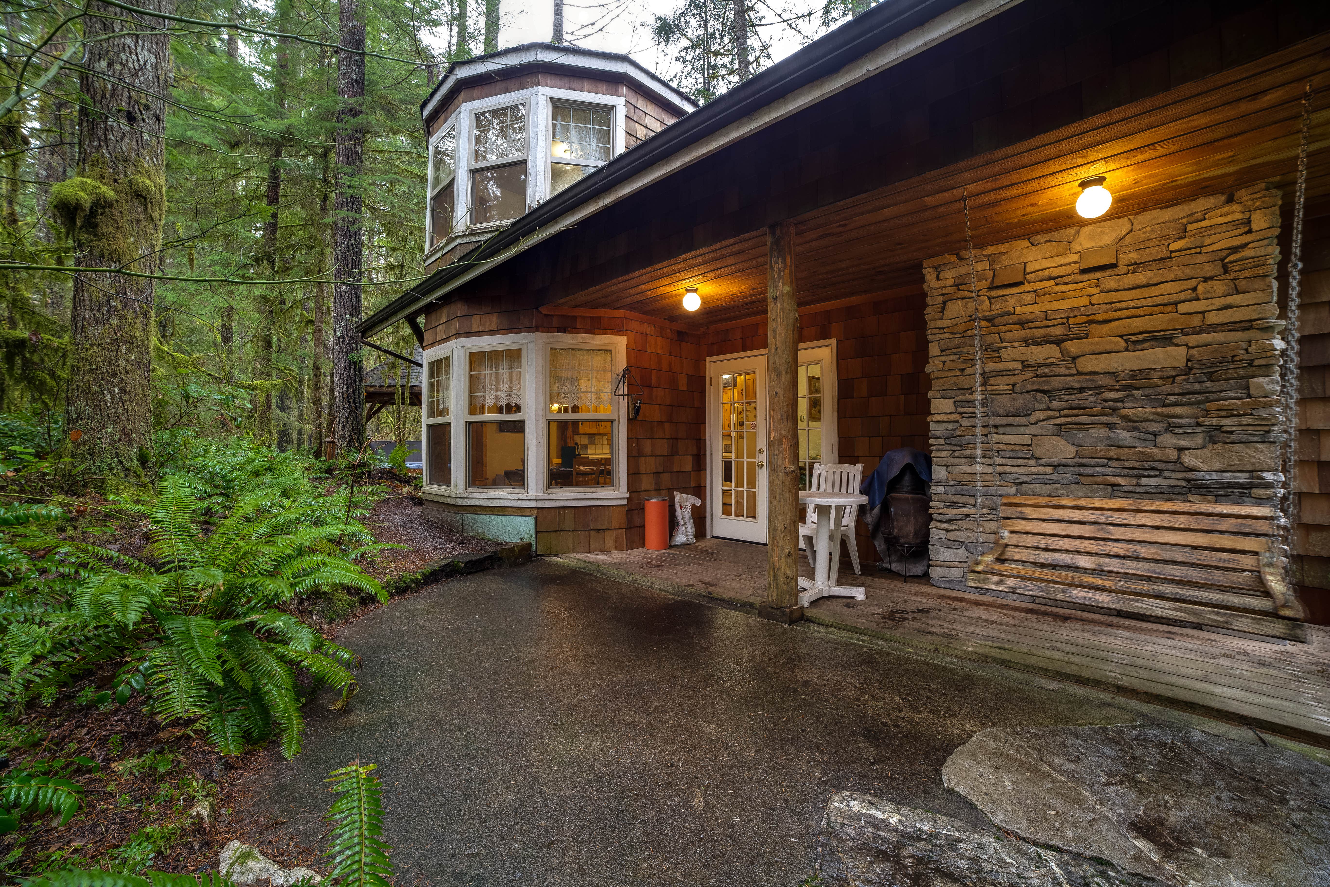 Camper submitted image from Mt. Baker Lodging - Cabin #25 - HOT TUB, FIREPLACE, W/D, D/W, BBQ, PETS OK, SLEEPS-6! - 3