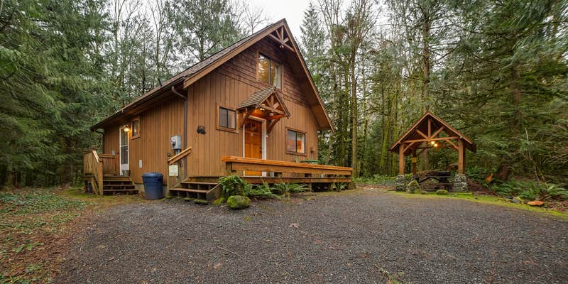 Camper submitted image from Mt. Baker Lodging - Cabin #67 - Hot Tub, BBQ, Fireplace, Wifi, Pets Ok, Sleeps-5!