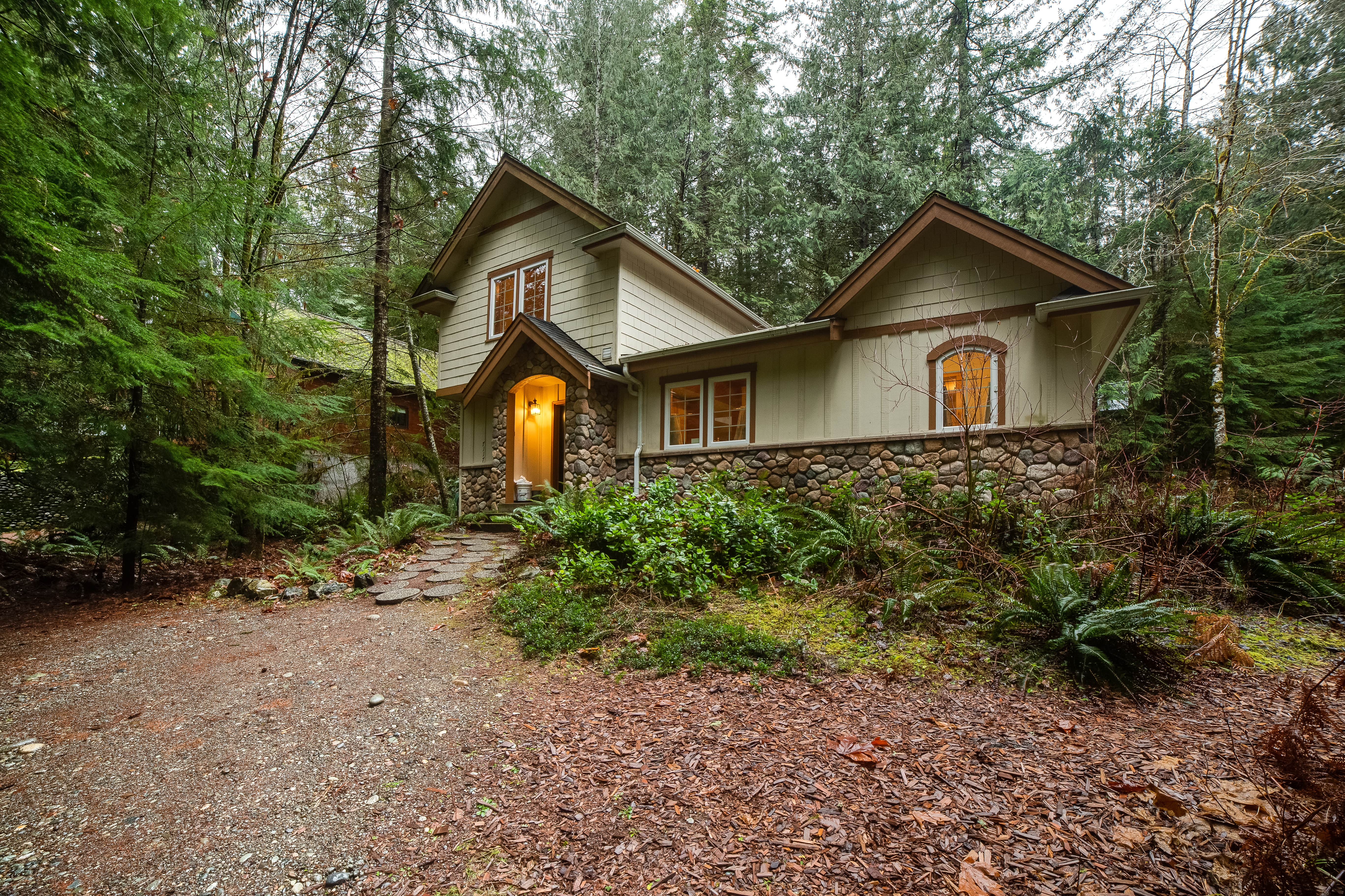 Mt. Baker Lodging - Cabin #34 - Hot Tub, BBQ, Ping Pong Table, Wifi, Sleeps-8!