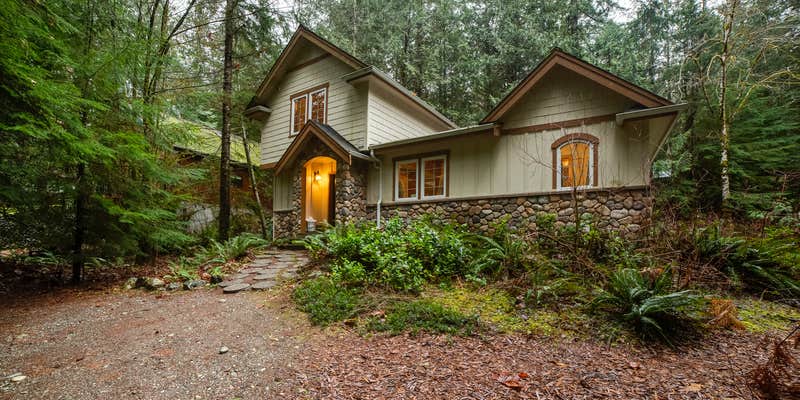 Camper submitted image from Mt. Baker Lodging - Cabin #34 - Hot Tub, BBQ, Ping Pong Table, Wifi, Sleeps-8!