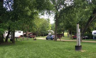 Camping near Silver Lake County Park: Twin Bridges County Park, Colesburg, Iowa