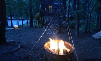 Camping near Lost Indian Camp : Charming Tree House in the Forest, Culberson, North Carolina