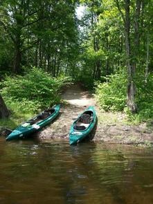 Two green kayaks on shore of river with trees in the background



Alosa Campsites boat launch

Credit: NPS Photo