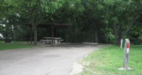 Strong City - Photo 2