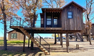 Camping near Blue Sky I-35 RV Park: The Wren Treehouse (15 MIN to Magnolia & Baylor), Waco, Texas