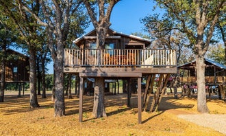Camping near The Wren Treehouse (15 MIN to Magnolia & Baylor): Cedar Waxwing Treehouse(15 MIN to Magnolia/Baylor), Waco, Texas