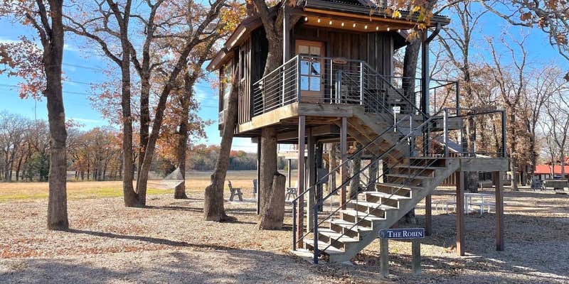 Camper submitted image from Pet Friendly The Robin Treehouse (15 MIN to Magnolia & Baylor)