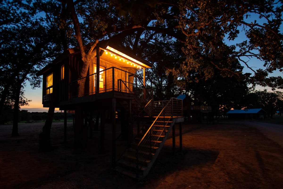 Camper submitted image from Pet Friendly The Robin Treehouse (15 MIN to Magnolia & Baylor) - 2