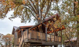 Camping near Mockingbird Treehouse (15 MIN to Magnolia/Baylor): The Chickadee Treehouse 15MIN to Magnolia & Baylor, Waco, Texas