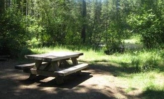 Camping near Green Ridge Lookout Tower: Smiling River Campground, Camp Sherman, Oregon