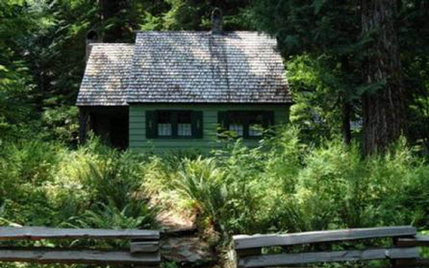 Govt Mineral Springs Guard Sta



Cabin with shake roof and green clapboard siding surrounded by ferns and conifer trees.

Credit: USFS