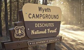 Camping near Wickiup Butte: Wyeth Campground at the Deschutes River, La Pine, Oregon