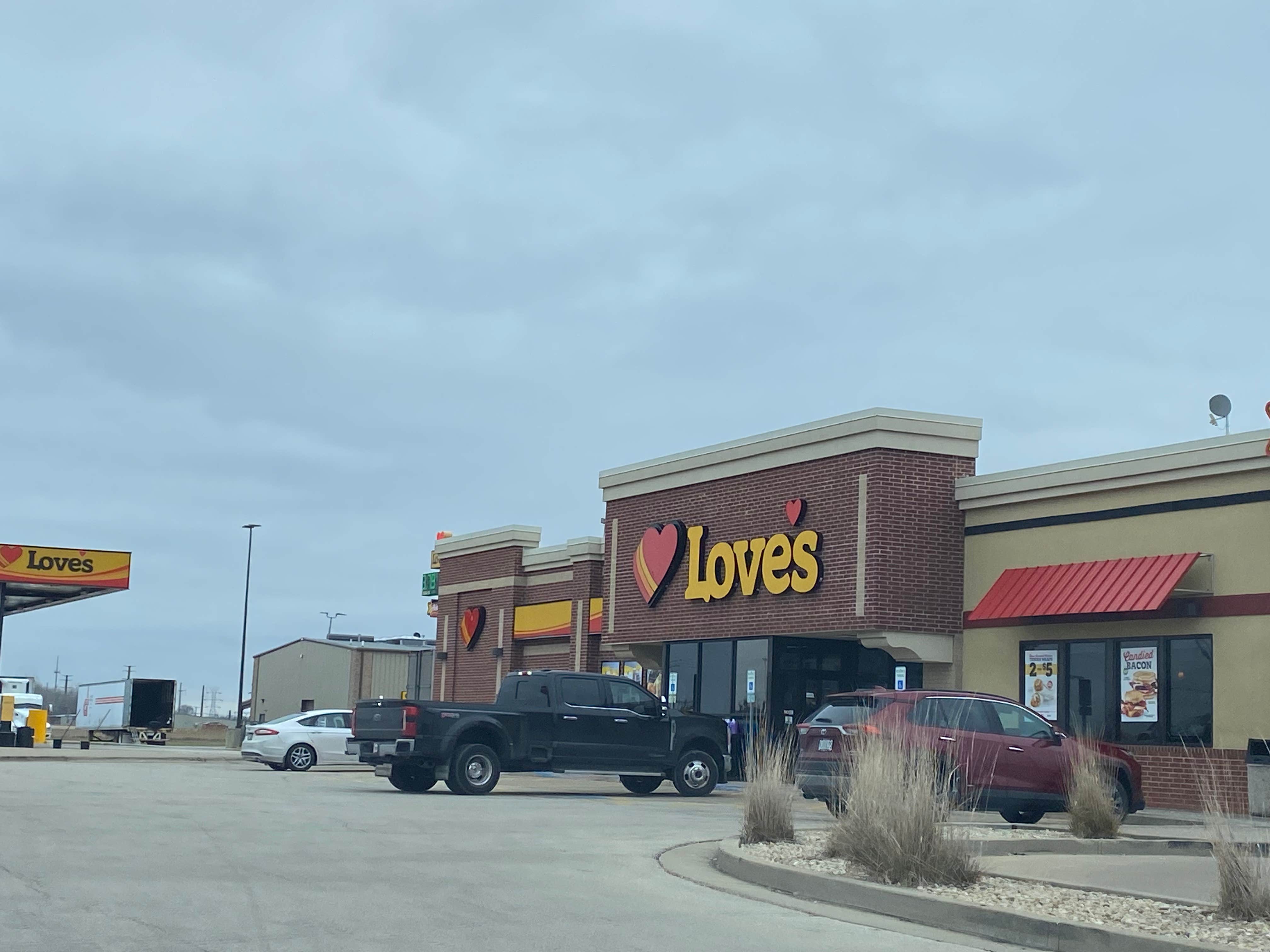 Camper submitted image from Love's Travel Stop - Oglesby - 4