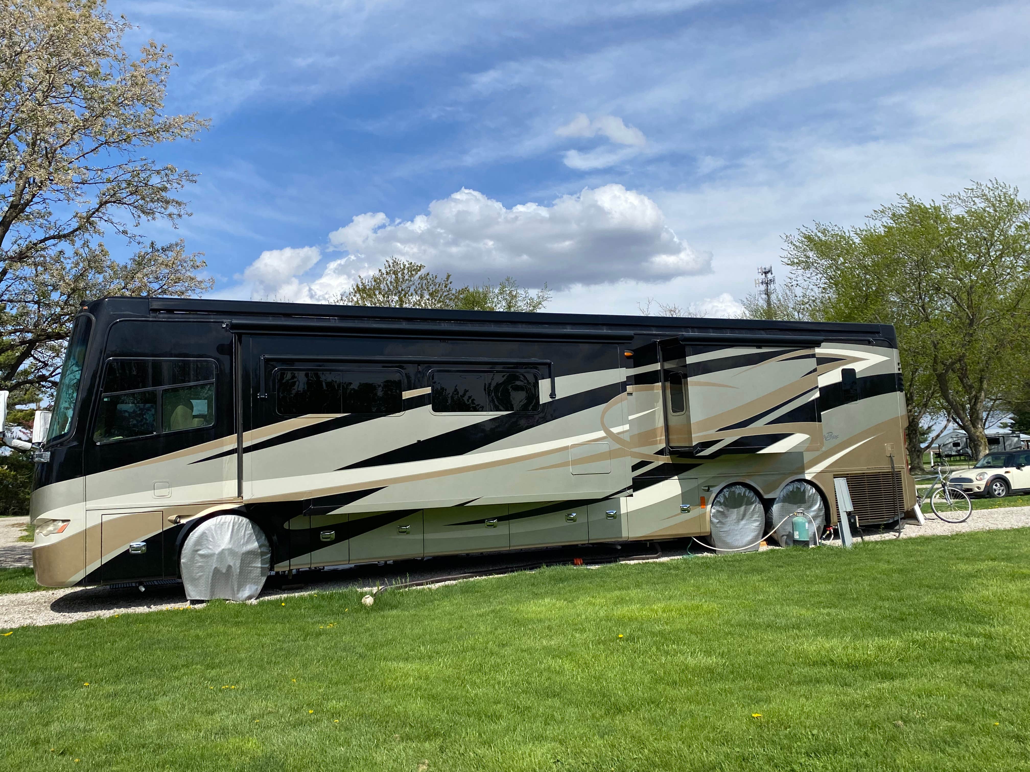 Camping near Moraine View State Recreational Area: Kamp Komfort RV Park and Campground, Hudson, Illinois