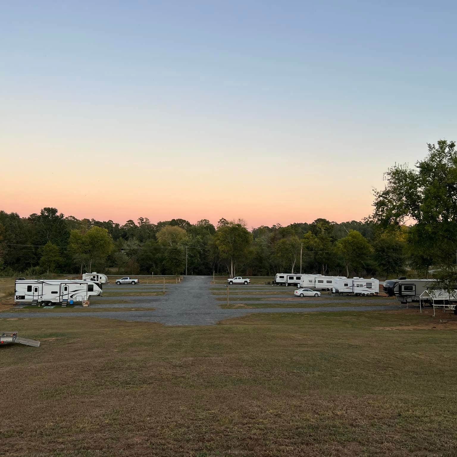 Camping near Lake Guntersville State Park Campground: Willow Creek RV Park, Guntersville, Alabama