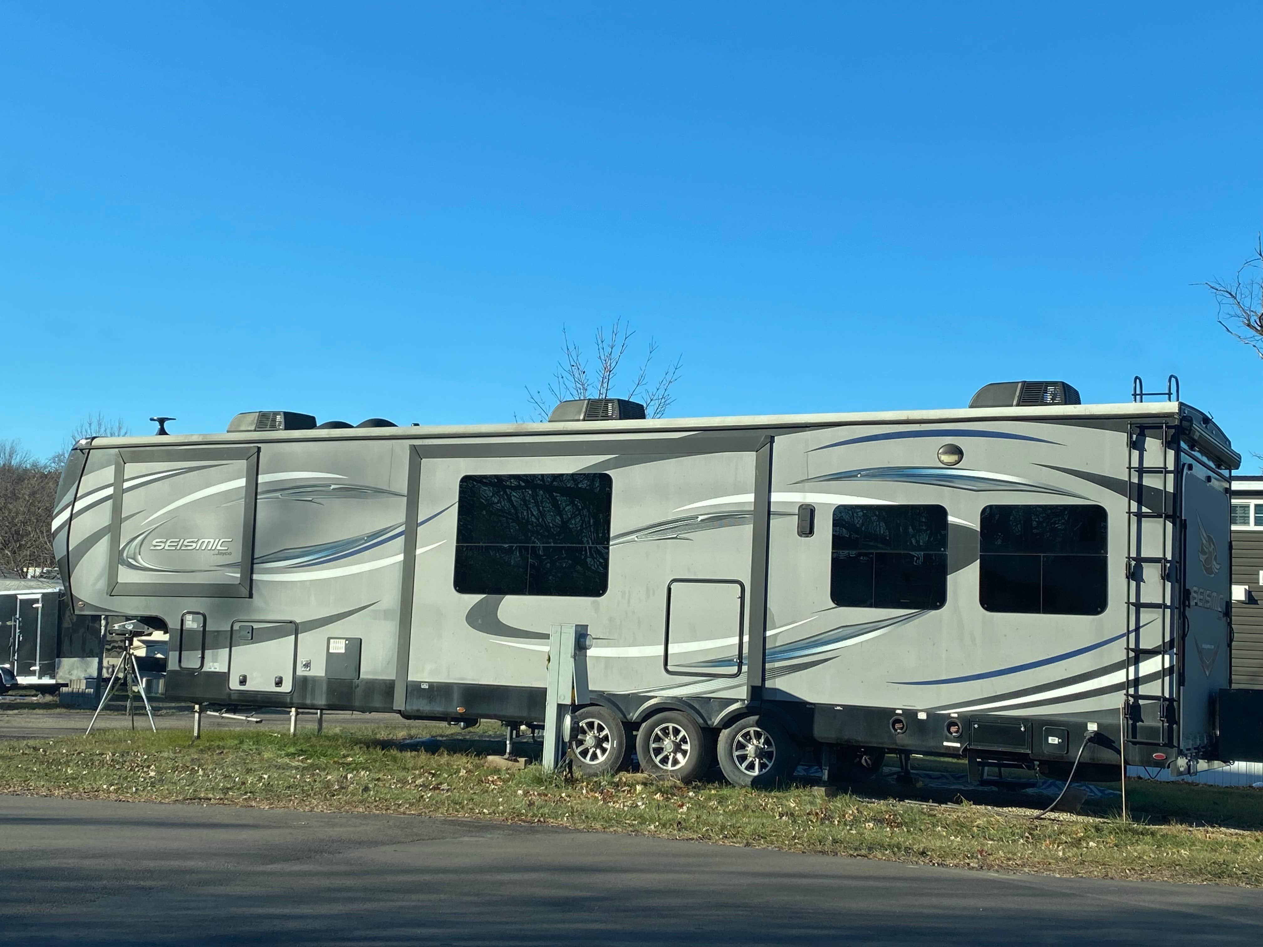 Camper submitted image from Pettits Lakeview Campground & Bar - 1
