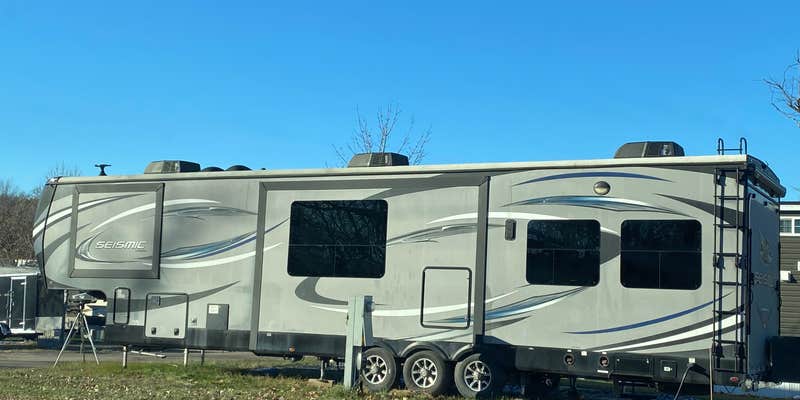 Camper submitted image from Pettits Lakeview Campground & Bar