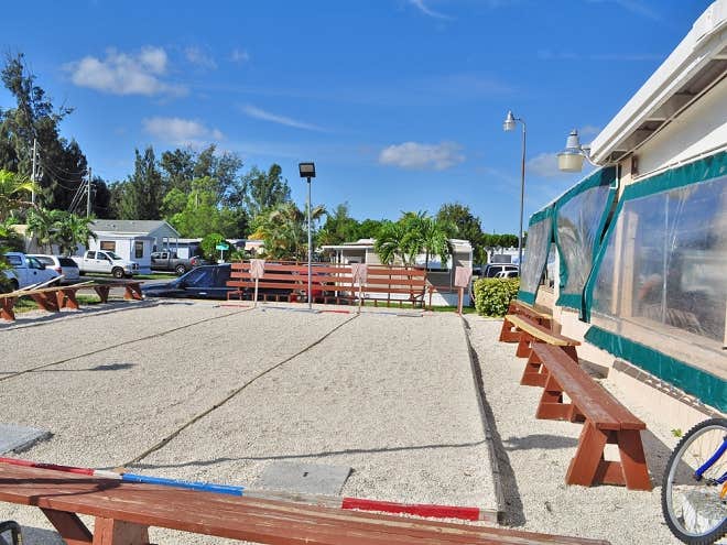 Camping near Topeekeegee Yugnee Park Campground: Encore Sunshine Holiday, Fort Lauderdale, Florida