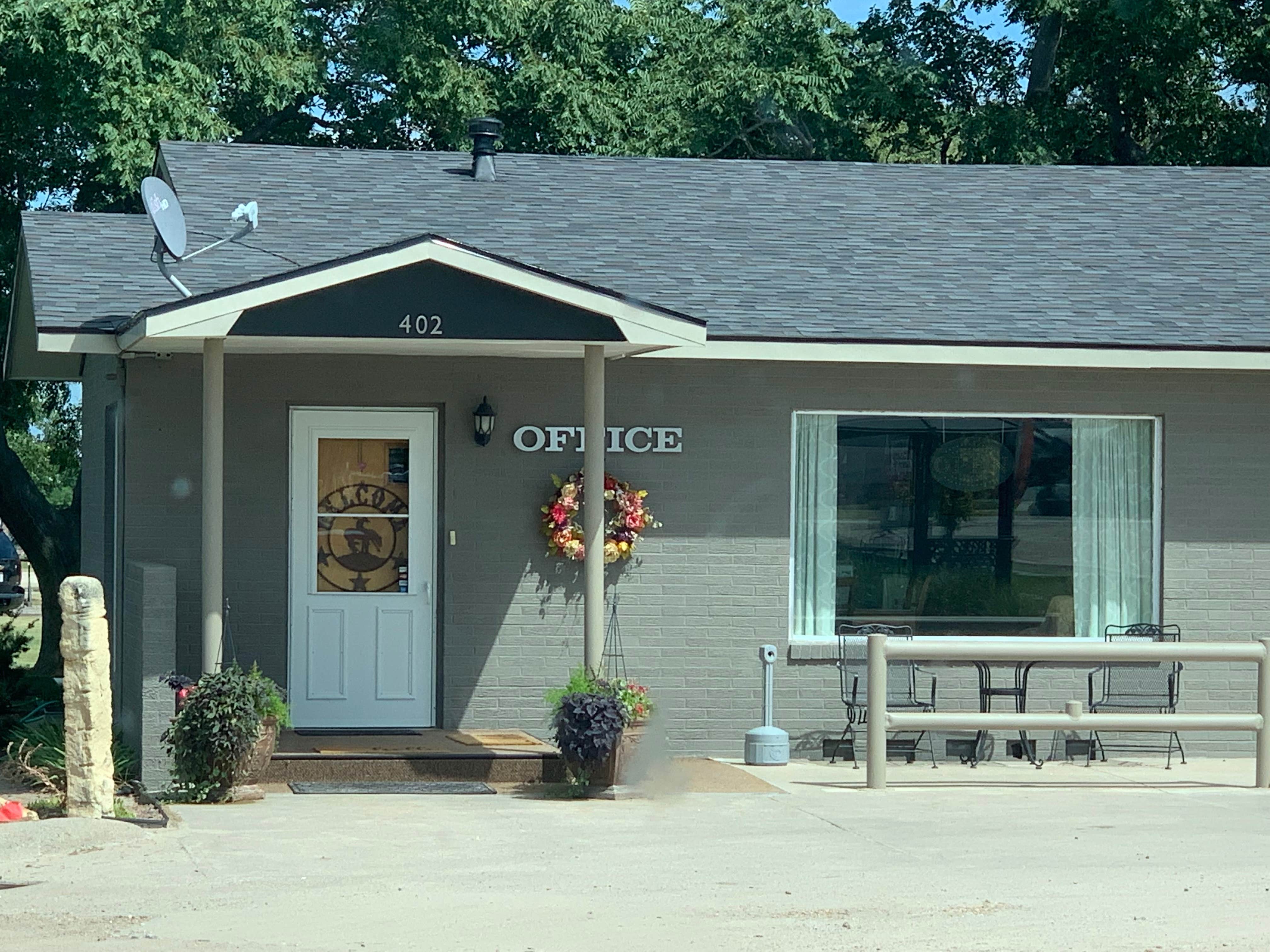 Camping near Whistle Stop RV and Antiques: Oberlin Inn & RV Park, McCook, Kansas