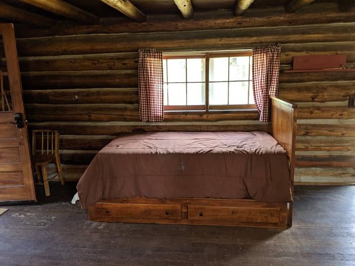 Twin trundle bed



Stolle Cabin

Credit: USFS