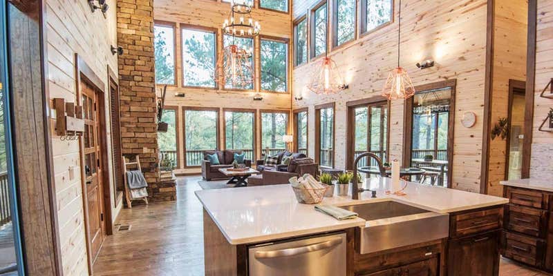 Camper submitted image from Rustic Heights Cabin