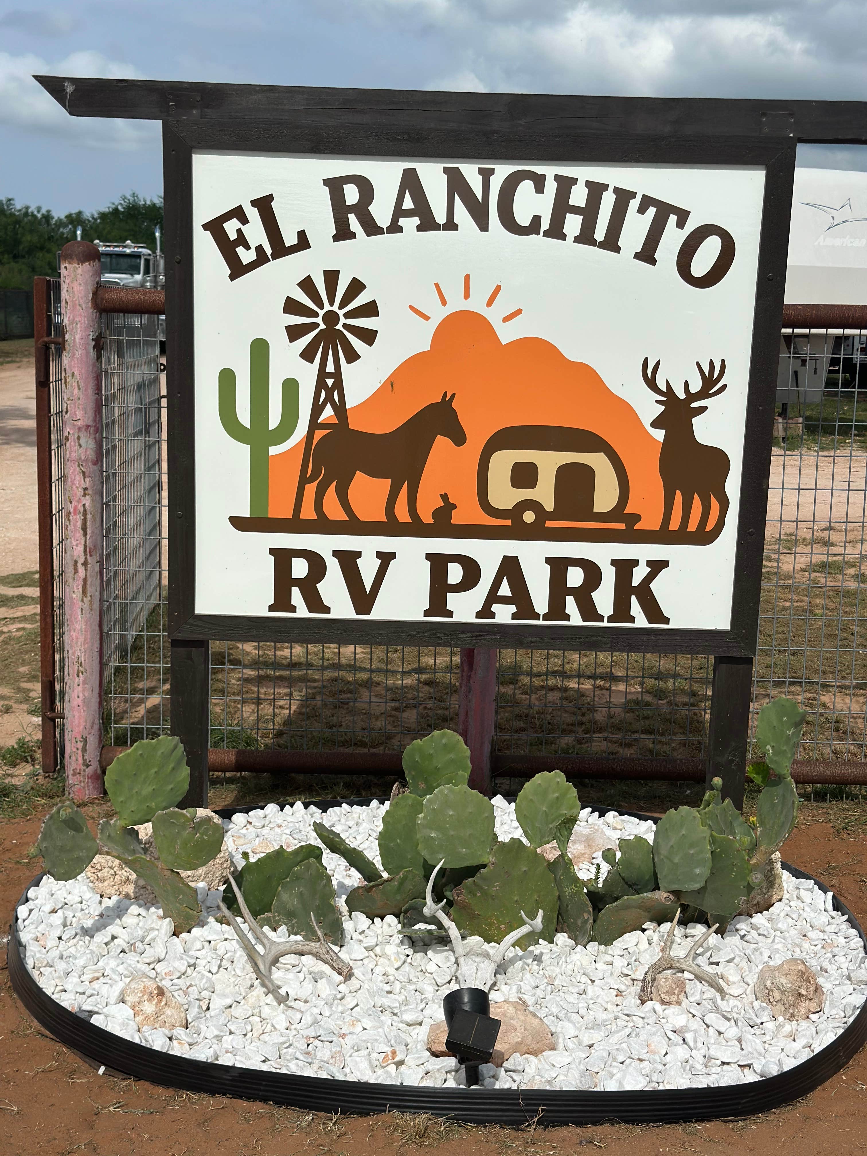 Camping near Lake Casa Blanca International State Park Campground: El Ranchito RV Park, Alice, Texas